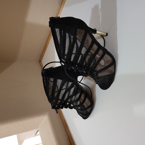 Shoes - Picture 2 of 4